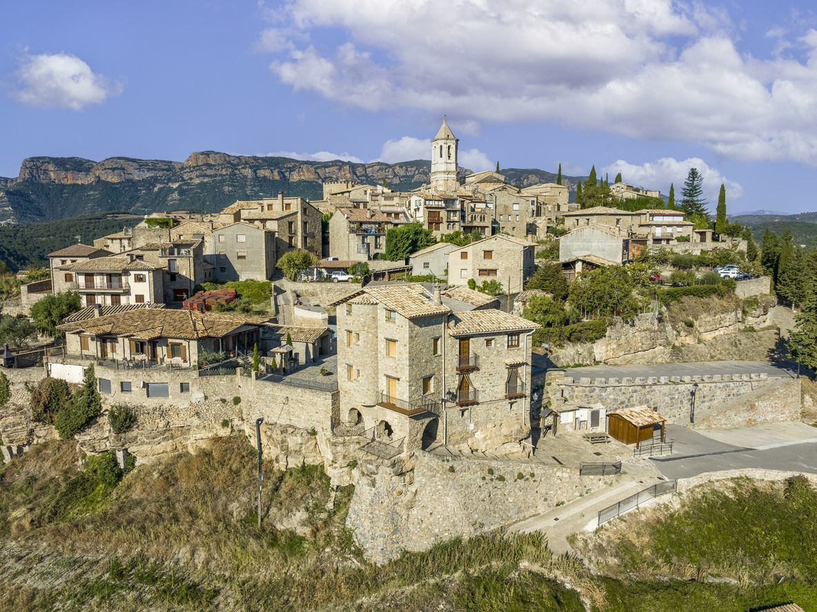 El precioso pueblo que esconde la catedral más pequeña de España, y la más antigua de Aragón.