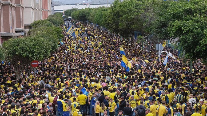 La UD Las Palmas aventaja en más de seis mil abonados a sus vecinos del CD Tenerife