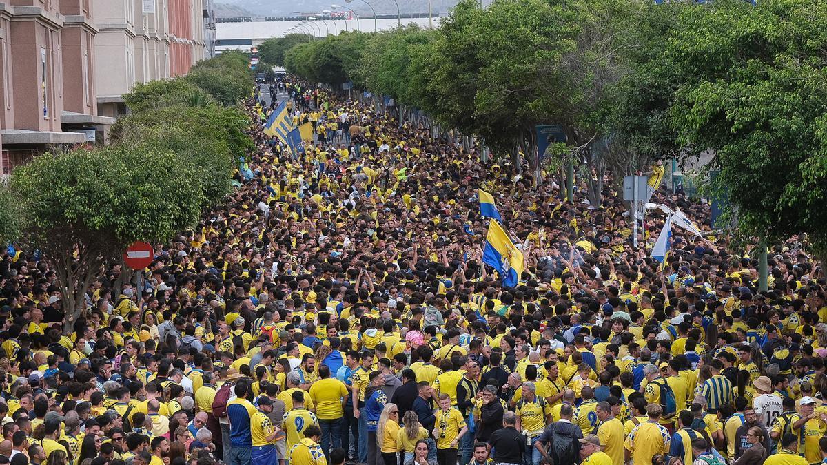 La marea amarilla no falló en la última bajada de la guagua por Fondos de Segura, en la ida de la semifinal del playoff por el ascenso.