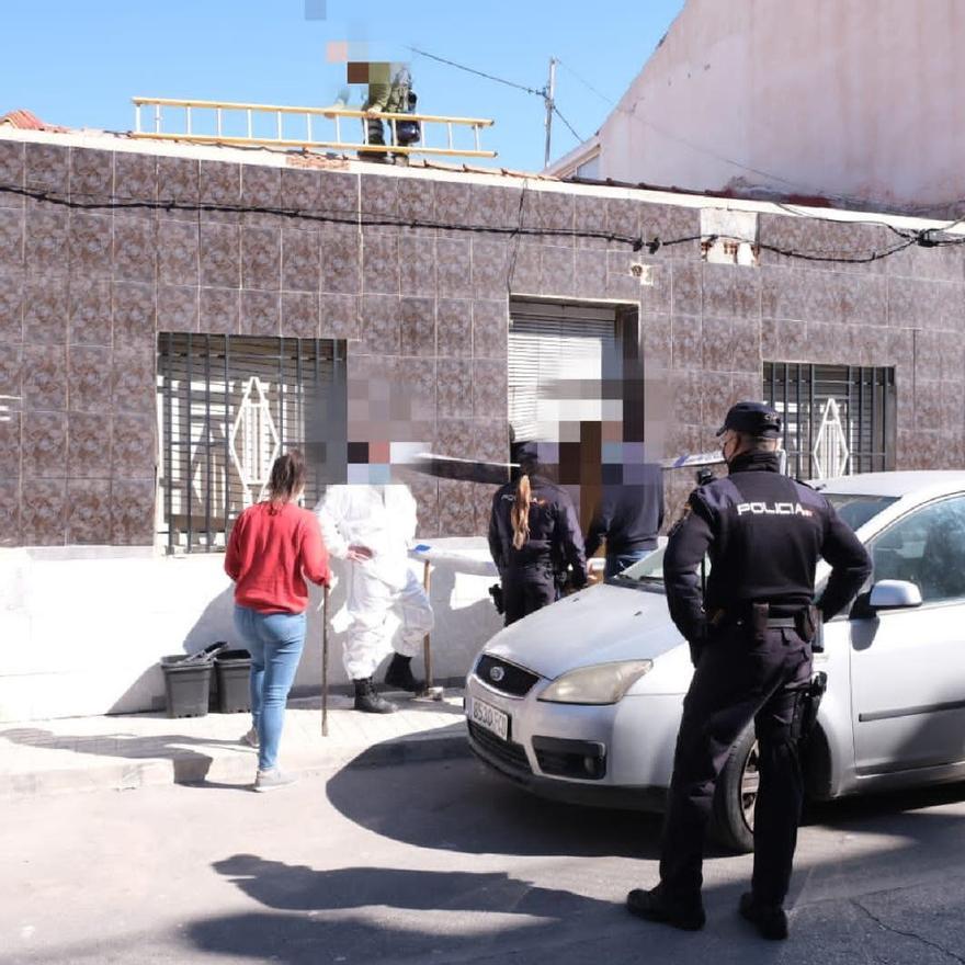 Momento en el que los agentes de la Policía Científica acceden al interior de la vivienda del Altico de San Miguel.