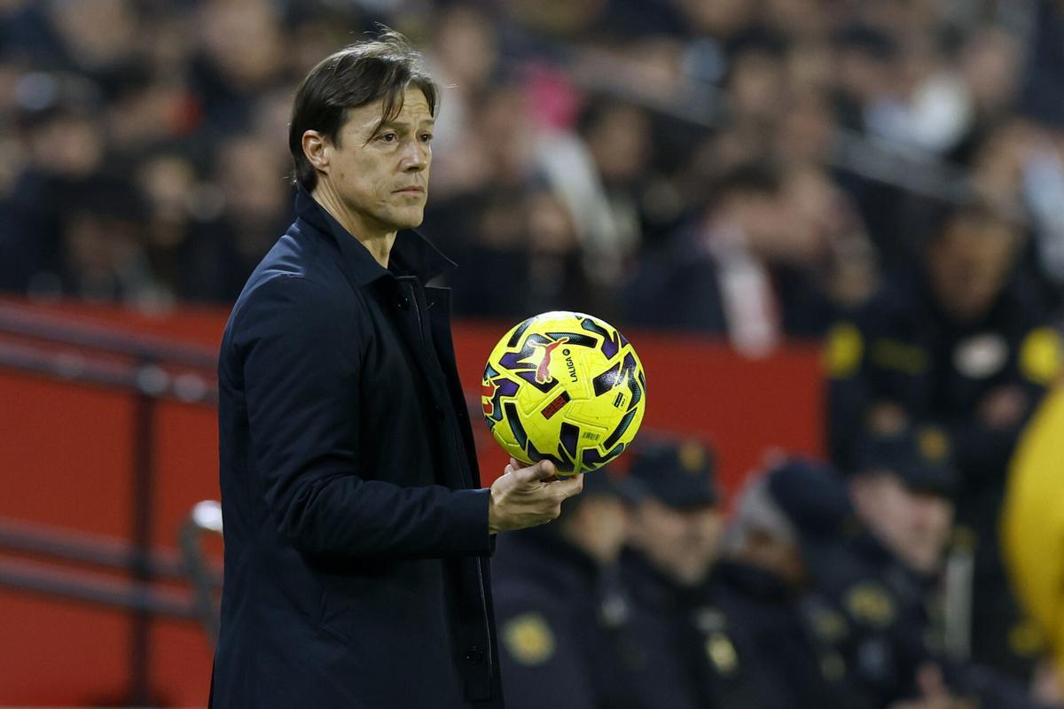 El técnico argentino del Sevilla, Matías Almeyda, durante el partido de la jornada 19 de LaLiga EA Sports entre Sevilla y Celta en el estadio Sánchez Pizjuán.