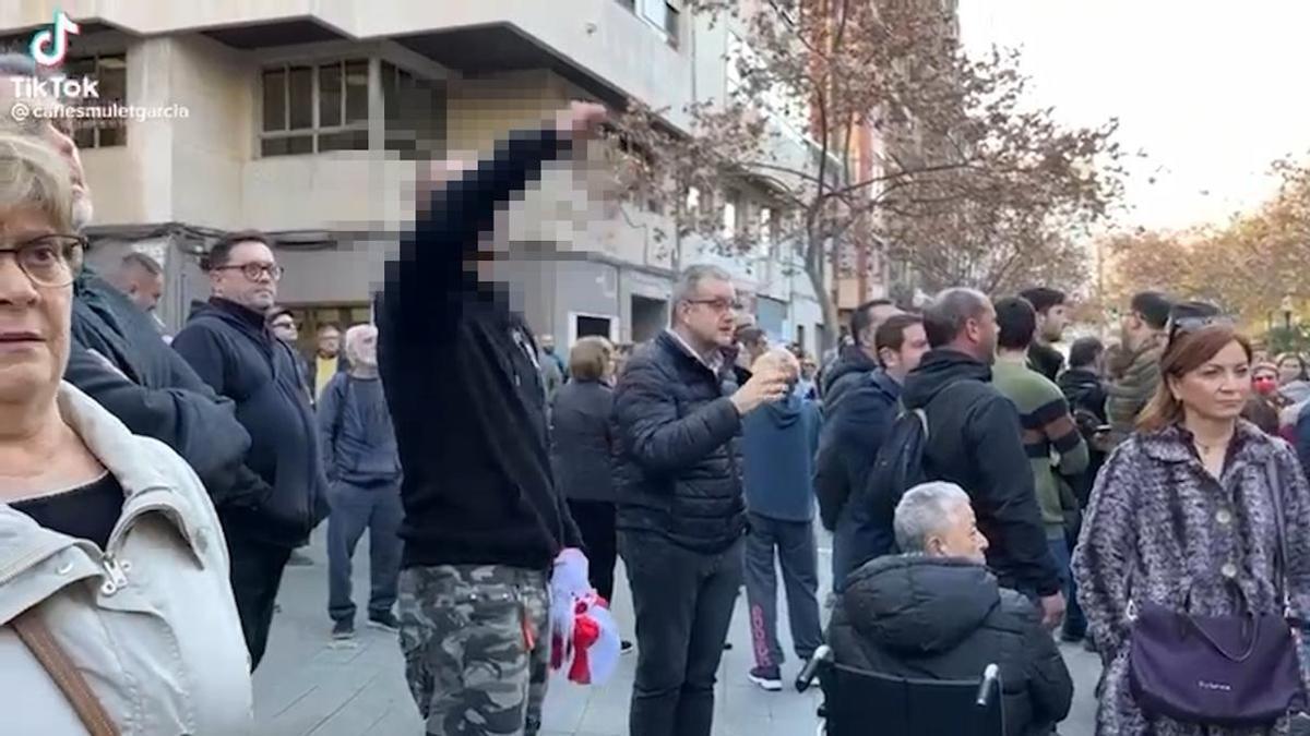 David D. G., con la cara pixelada, el día que derribaron la cruz del Parque Ribalta en Castelló, mientras gritaba consignas contra dicha acción.