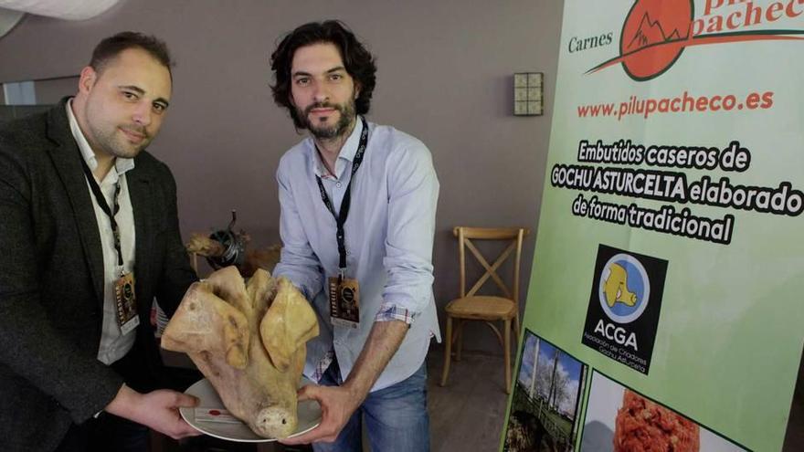 Javier García, a la izquierda, y Aitor Fernández, ayer, en el evento &quot;Tentación Ibérica&quot;.