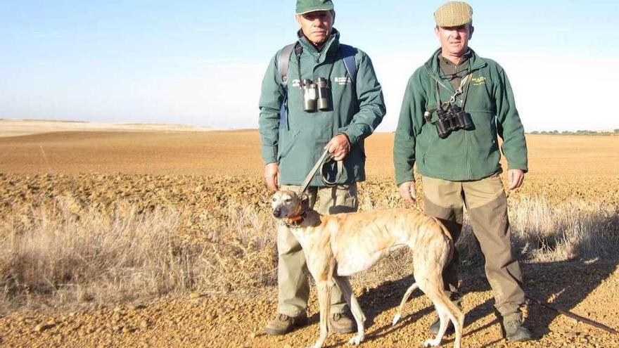 Los representanes del Club Zamora, con su perra.