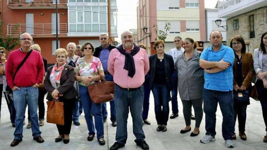 El alcalde de Ares, en el centro, en la presentación, ayer, de su candidatura a las primarias en el PSdeG de A Coruña. l.o