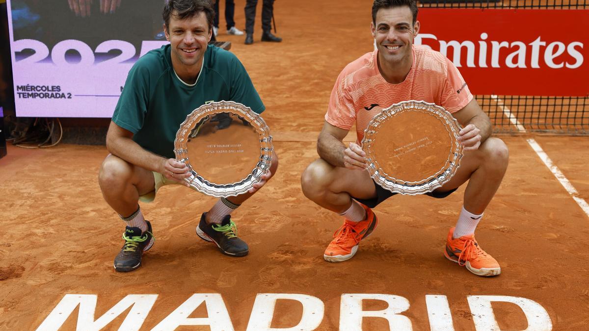 La pareja formada el argentino Horacio Zeballos (i) y el español Marcel Granollers (d) celebran la victoria en la final de dobles masculinos del Mutua Madrid Open este sábado en la Caja Mágica en Madrid.