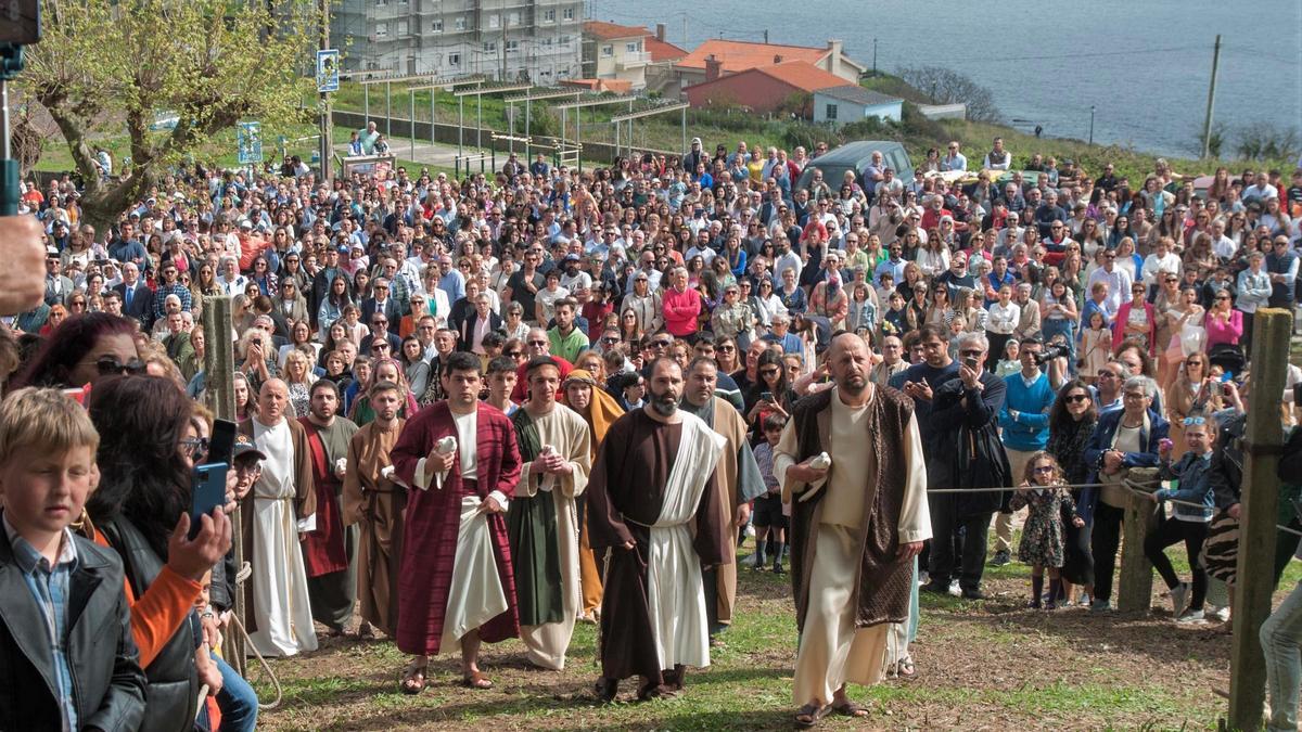 Los actos religiosos, como la Resurrección de Cristo en Fisterra, atraen múltiples visitantes