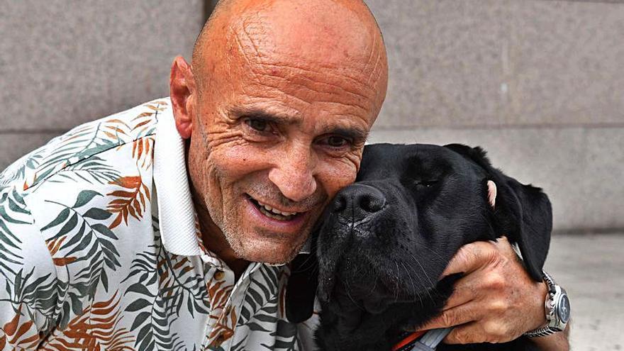 Juan Calvelo, con su actual perro guía, ‘Dash’.  | // VÍCTOR ECHAVE