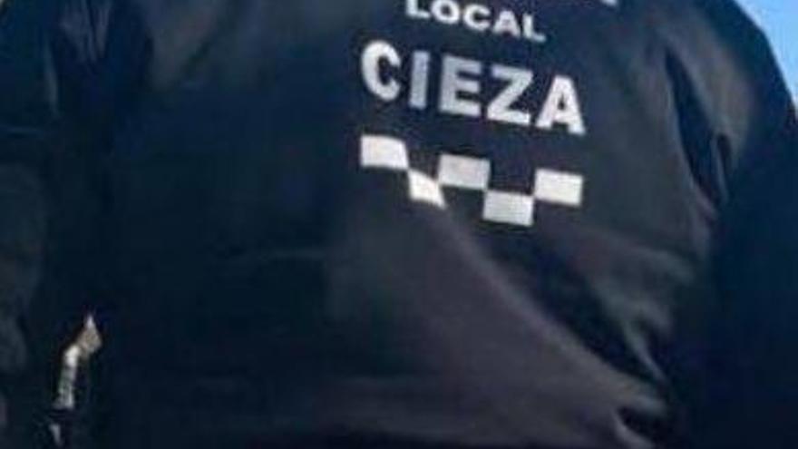 Un agente de Cieza, de espaldas.