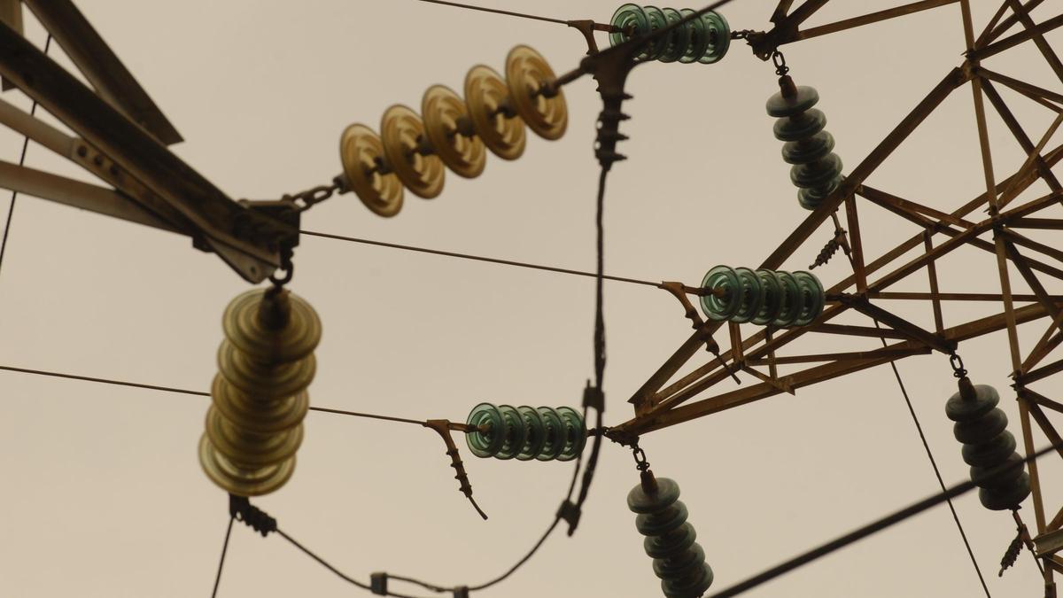 Una torre de tendido eléctrico.