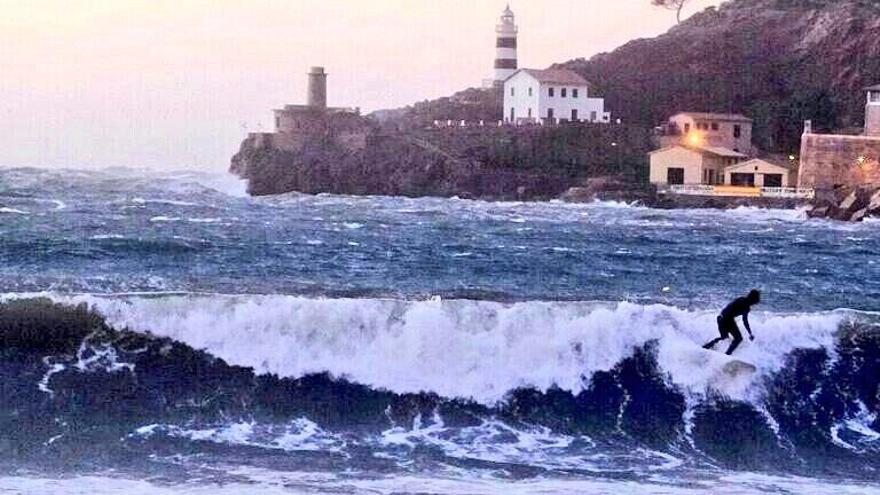 Spaß am Sturm: ein Surfer in Port Sóller.