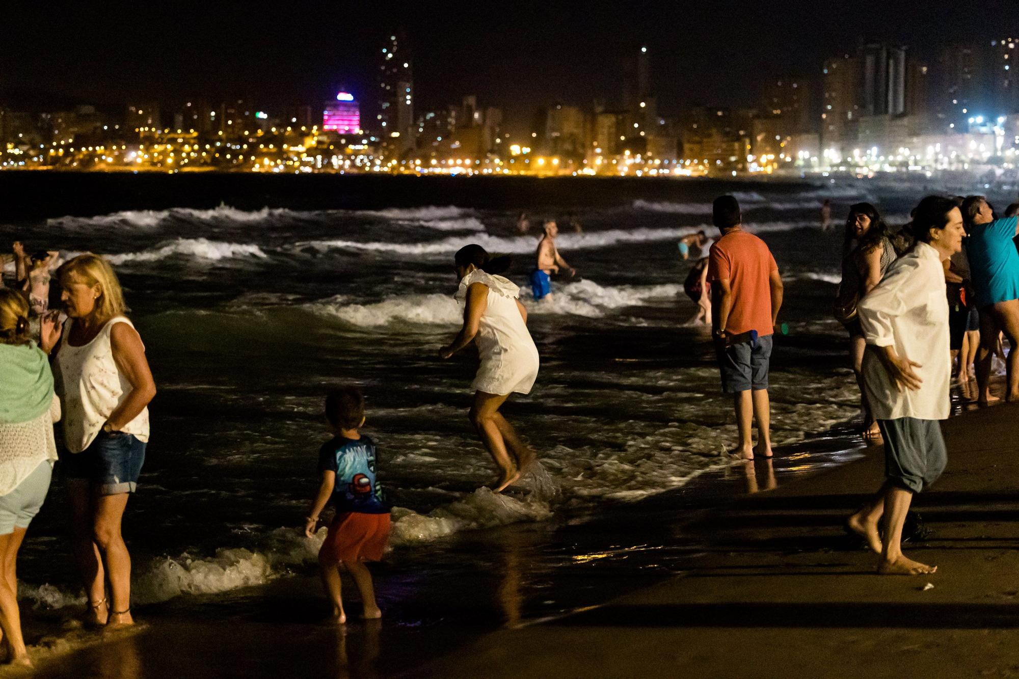 Cientos de personas festejan en las playas de Benidorm la Nit de Sant Joan