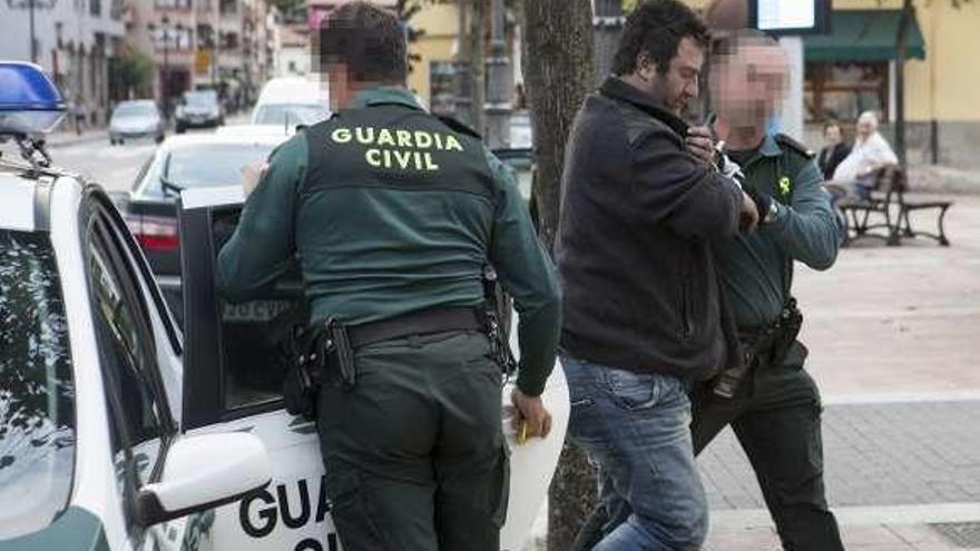 José Manuel Sánchez Vidal, escoltado por la Guardia Civil, al pasar a disposición judicial tras el atraco.