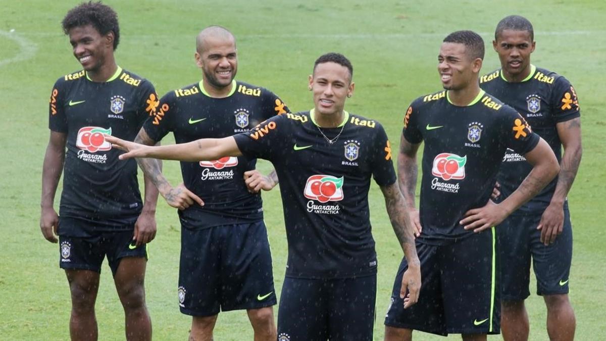 Neymar y varios compañeros de la selección brasileña, entre ellos Dani Alves, en el último entrenamiento antes de partir hacia Perú.