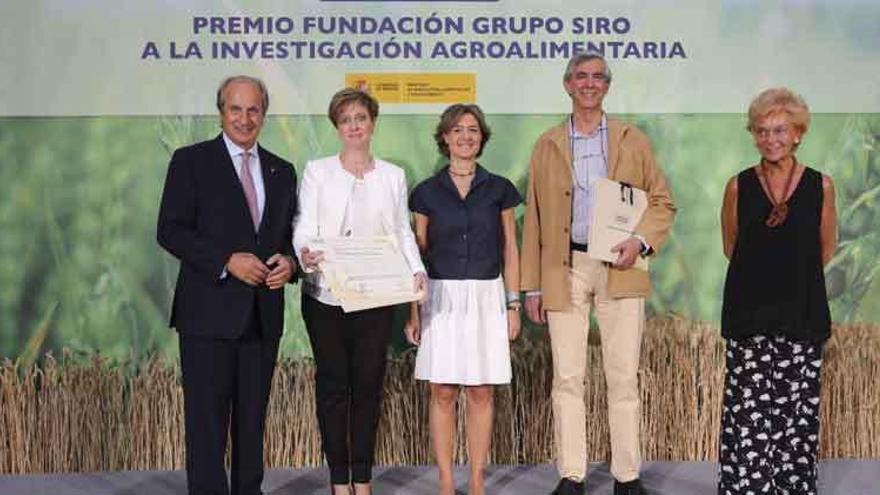 García Tejerina (centro) posa con los premiados y con responsables del Grupo Siro.