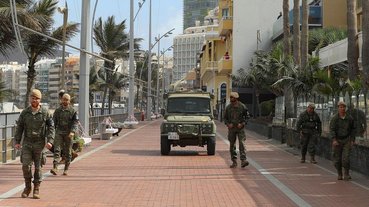 Militares por el paseo de Las Canteras durante el confinamiento.