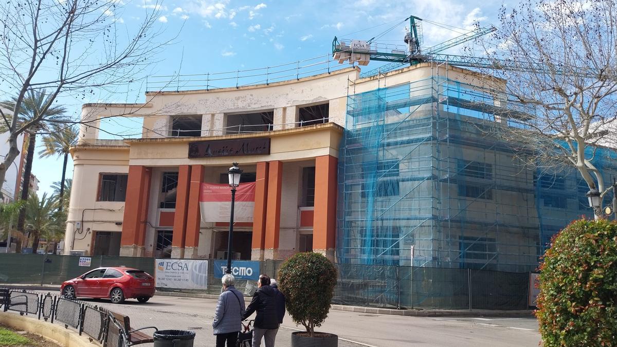 Las obras de remodelación integral y ampliación del instituto Ausiàs March de Gandia, vistas desde la plaza de Crist Rei.