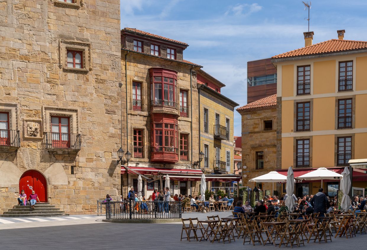 Las calles de Gijón se llenan de terrazas en verano, mientras que en invierno sus locales se refugian en los interiores de los restaurantes
