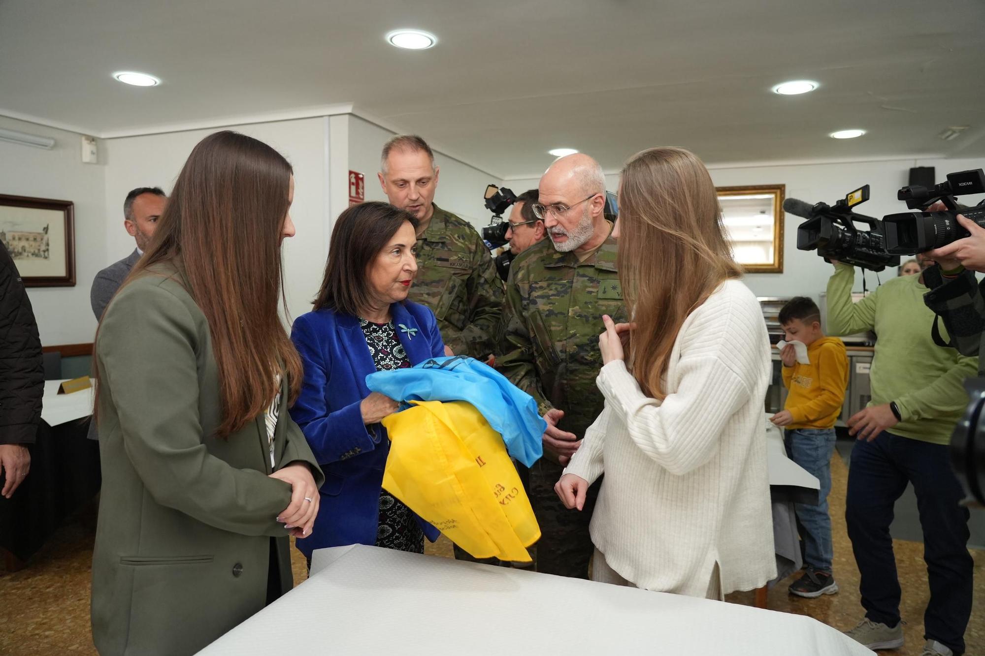 Visita de la ministra de Defensa a los 47 familiares de combatientes ucranianos que pasan dos semanas en el Grau de Castelló