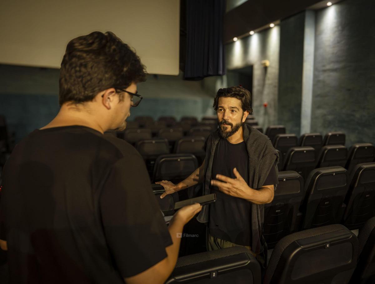 Un momento de la entrevista con Diego Luna en Alicante