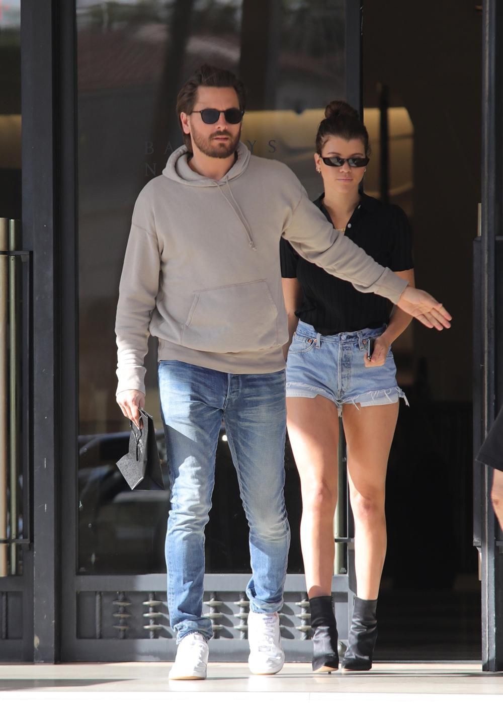 Scott Disick y Sofia Richie con look a lo Kourtney Kardashian