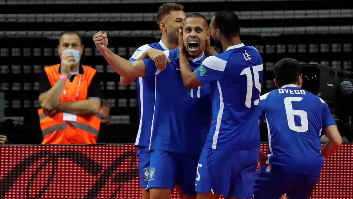 Pito, Ferrao y Dyego celebran un gol con Brasil