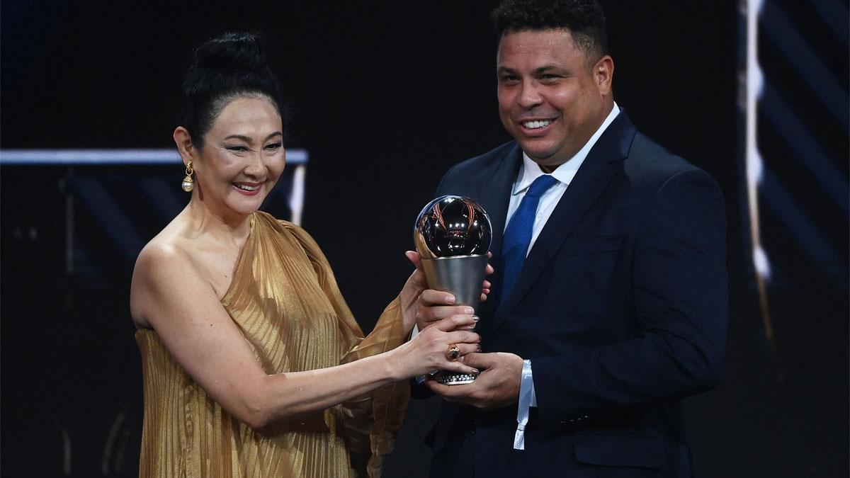 Ronaldo le entregó el 'The Best' honorífico a la viuda de Pelé