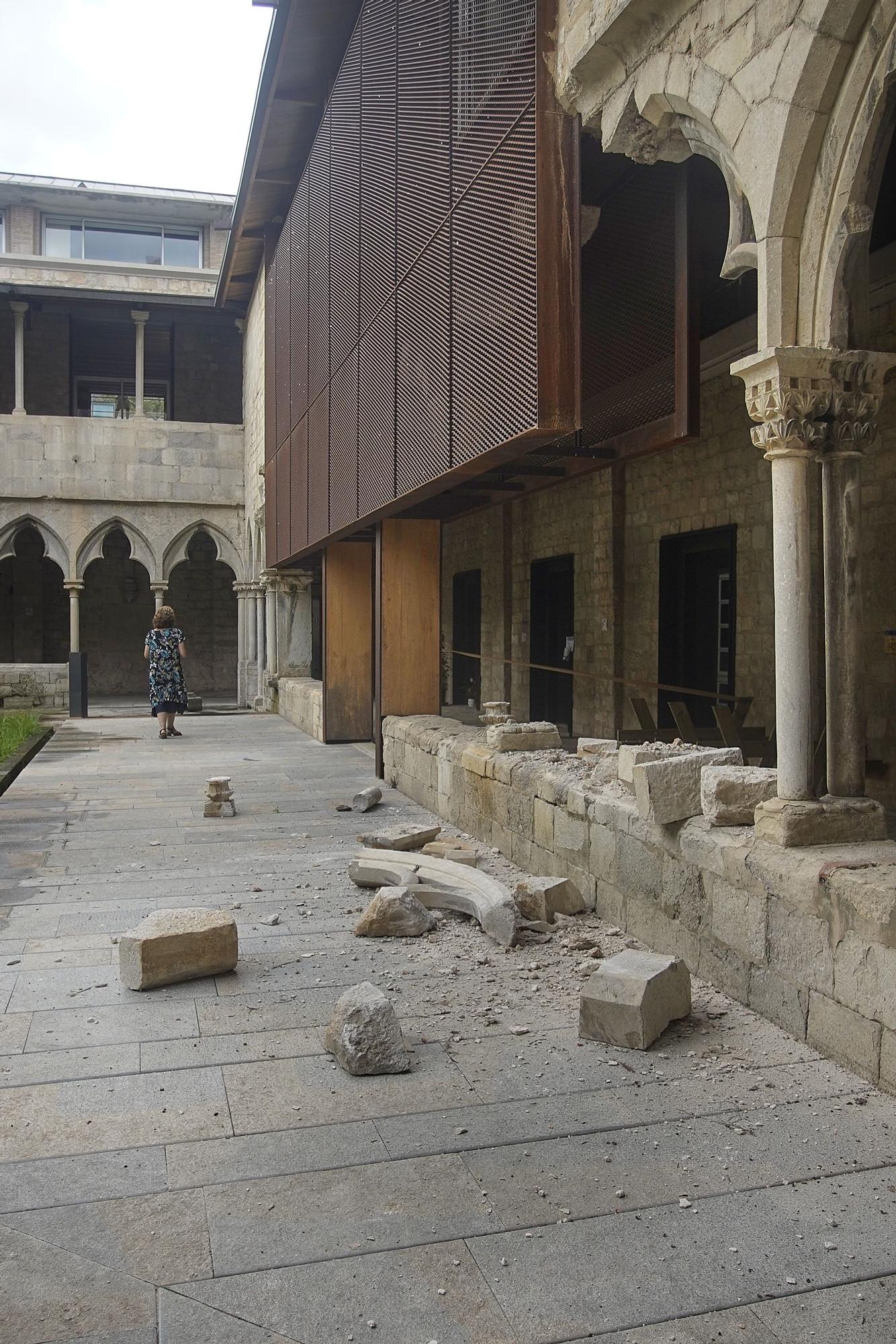 S'ensorra part del claustre de la Facultat de Lletres de la UdG