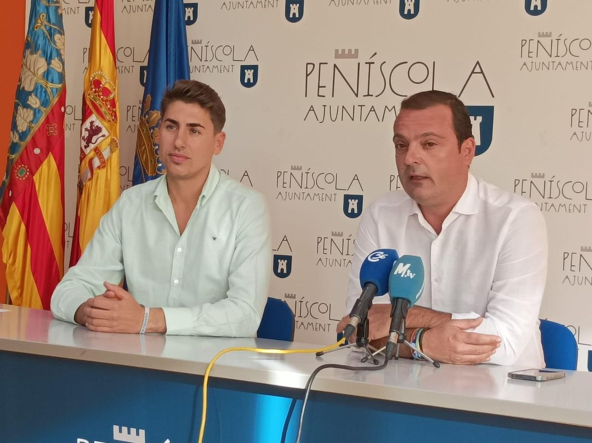 El alcalde, Andrés Martínez (d) y el concejal Ramón Simó han presentado este miércoles la programación de les Festes d'Hivern.
