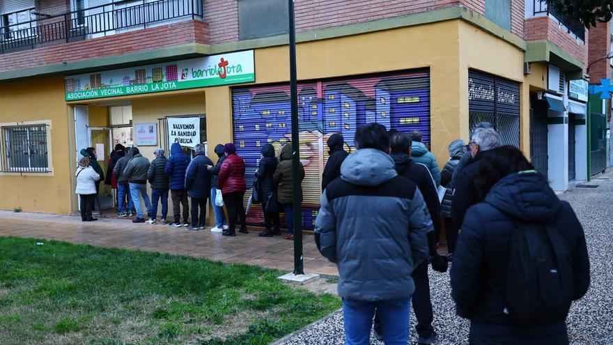 Esta es la asociación de Zaragoza que se quedó a un número del Gordo de la Lotería: largas filas en el barrio para cobrar los premios