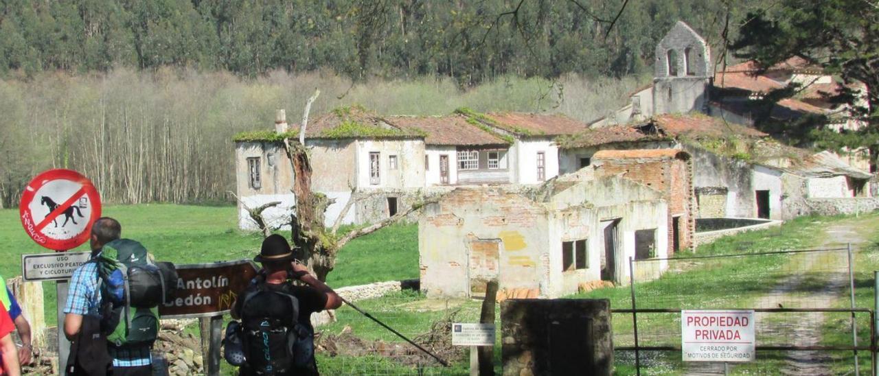 La entrada a San Antolín de Bedón, con la iglesia al fondo. | R. D.