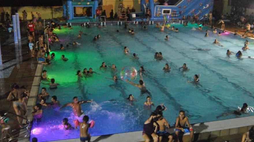 Las piscinas presentan una atractiva imagen duranta los meses de verano.