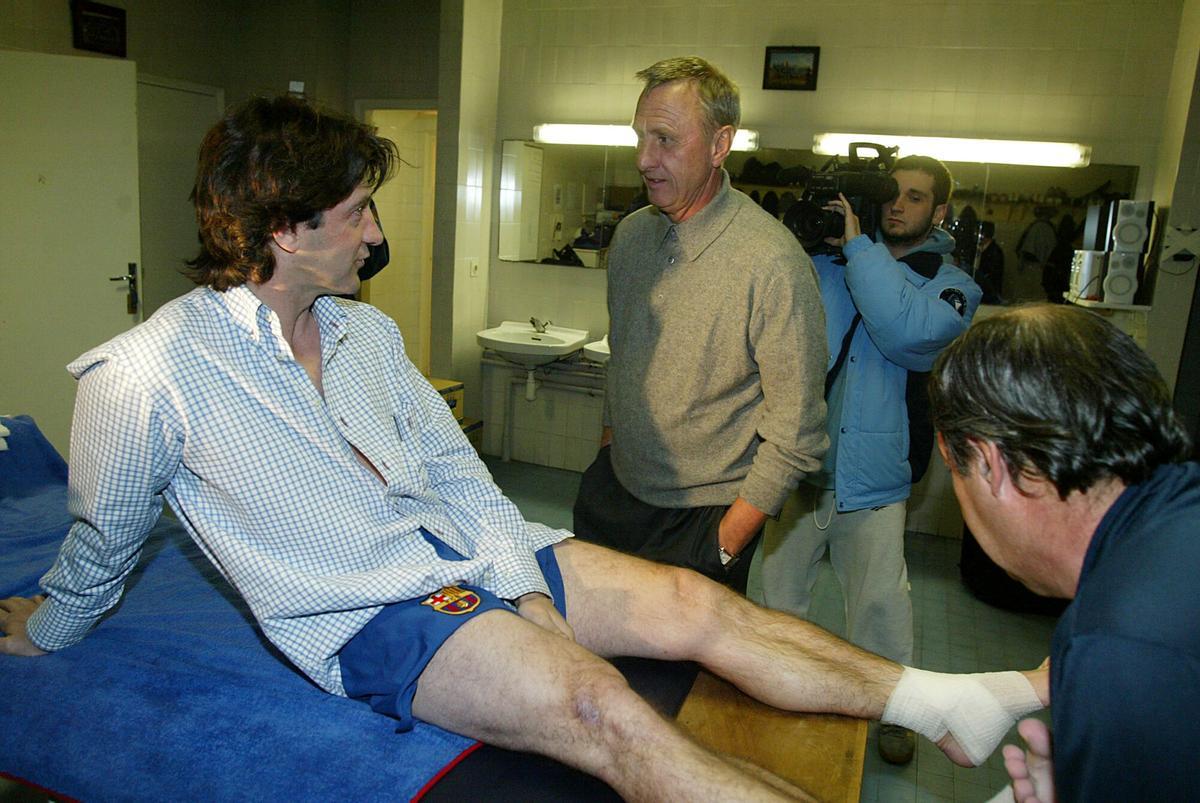 Jose Mari Bakero y Johan Cruyff conversan en el vestuario del Barça.