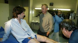 Jose Mari Bakero y Johan Cruyff conversan en el vestuario del Barça. 
