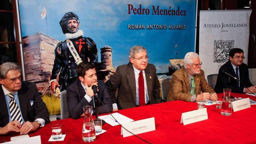 Por la izquierda, Javier Vallaure, Eloy Méndez, Román Antonio Álvarez, Luis Rubio (presidente del Ateneo Jovellanos de Gijón) y Carlos Orueta, ayer, en la Antigua Escuela de Comercio, durante la presentación del libro.