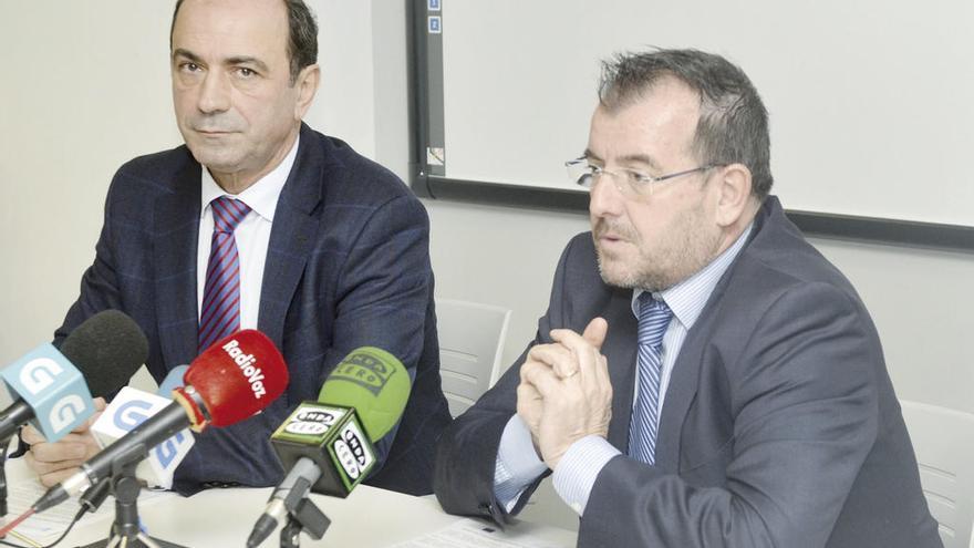 Los doctores Venancio Chantada y Antón Fernández, ayer, en el Hospital de A Coruña.