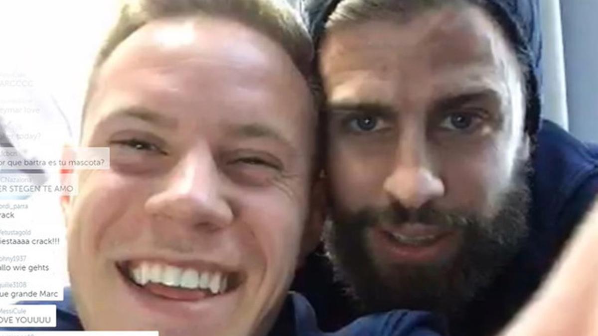 Piqué, junto a Ter Stegen, durante el Periscope