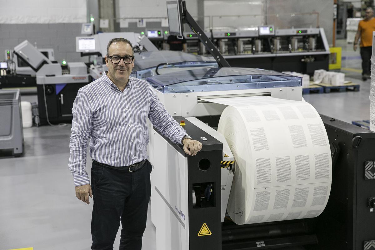 Víctor Trillo, director general de Liberdúplex, junto a una de las máquinas de la nueva planta de impresión digital.