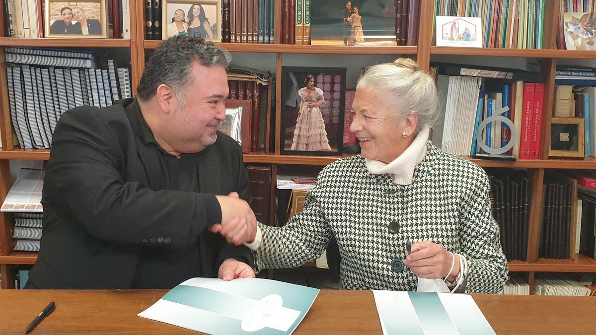 Aquiles Machado con la presidenta de la Asociación de Amigos de la Ópera de A Coruña