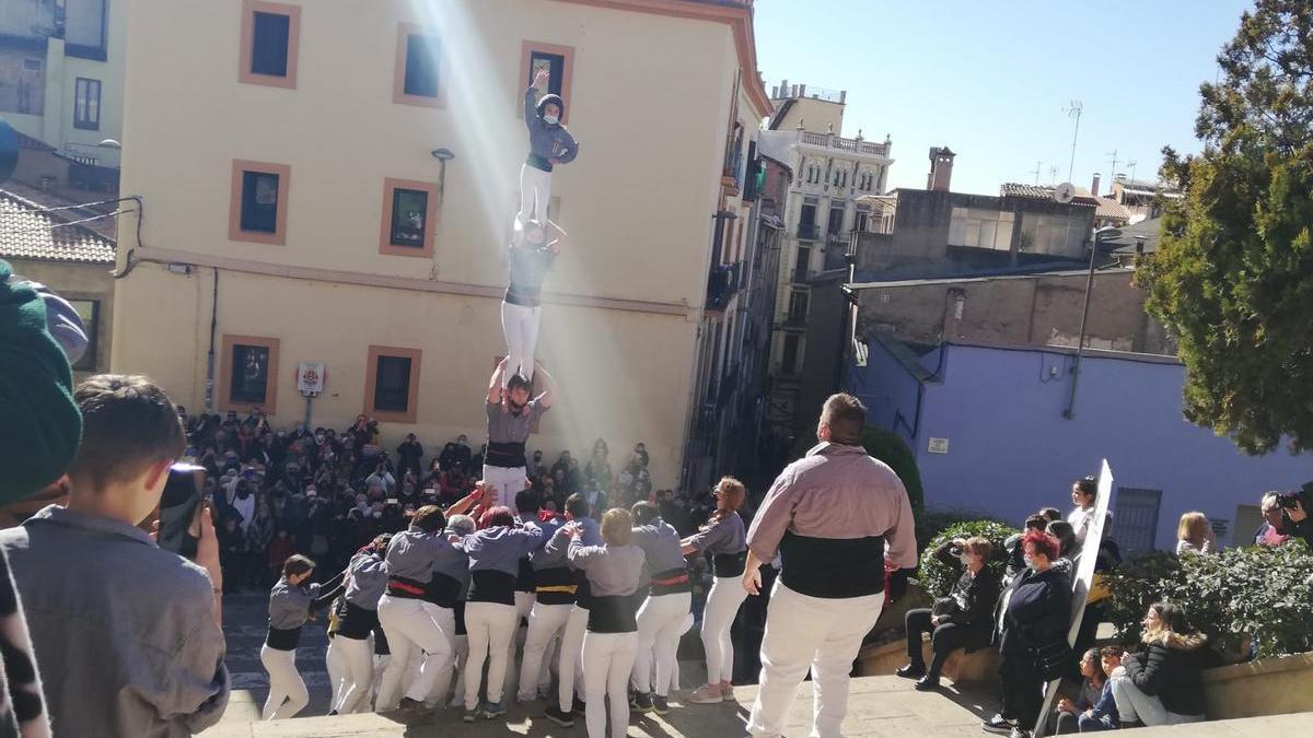 Pujada del pilar a 4 a les escales del Carme