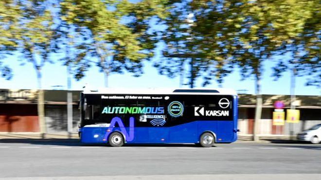 Este es el bus autónomo de TMB que circula en pruebas por Montjuïc