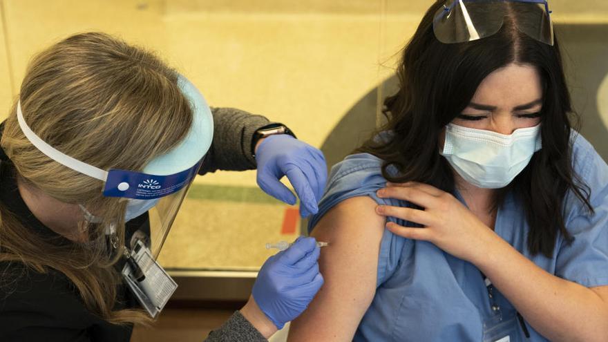 Vacunación a una trabajadora sanitaria en Oklahoma, Estados Unidos.