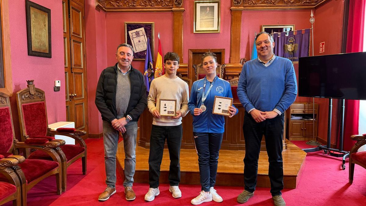 Por la izquierda, José Antonio Fernández, Carlos Aramis del Valle, Inés González y Alejandro Vega en la sala de plenos del Ayuntamiento
