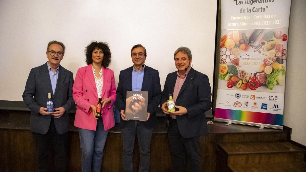 AOVE Málaga, Antonio Carrillo (presidente de La Carta Malacitana); Laura Escobar, (periodista gastronómica); Diego Rivas Cosano (autor del libro) y Francisco Lorenzo Tapia (autor del libro)