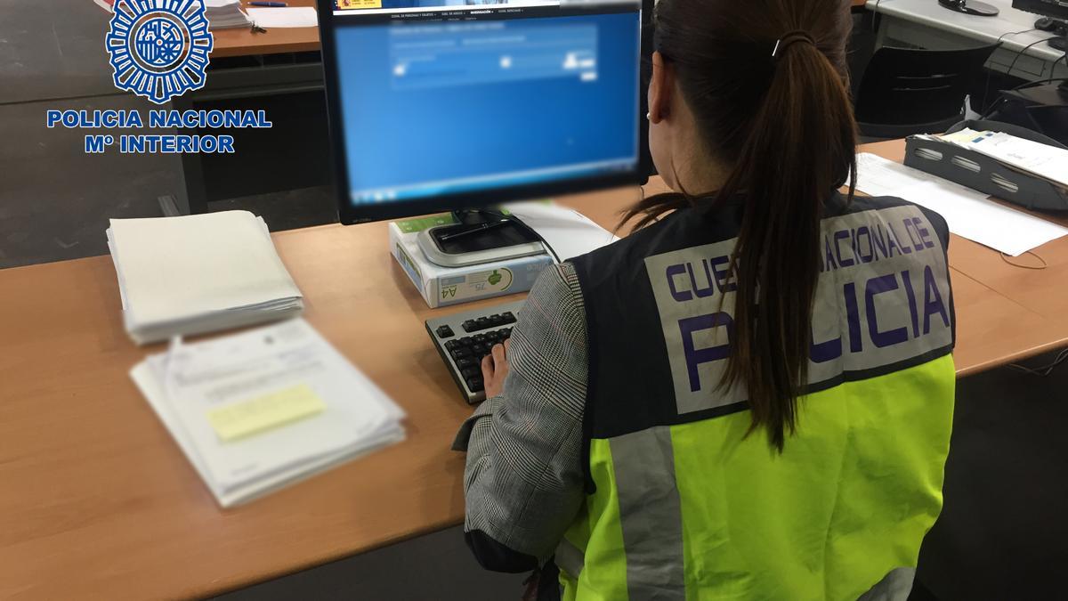 Una agente de la Policía Nacional en la Comisaría de Orihuela en una imagen de archivo.