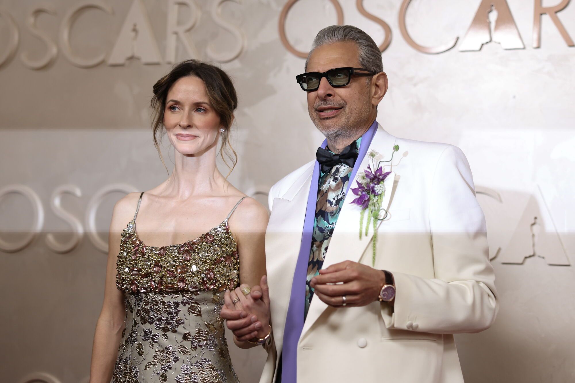 El actor estadounidense Jeff Goldblum (d) y su esposa, Emilie Livingston (i), fueron registrados este domingo, 2 de marzo, a su llegada a la alfombra roja de la edición 79 de los premios Óscar, en el teatro Dolby de Hollywood, en Los Ángeles (CA, EE.UU.). EFE/David Swanson. Se añaden fotos del día e informe a cámara