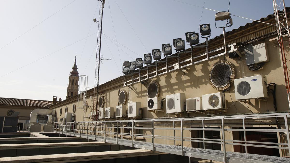 Máquinas de aire acondicionado en el exterior del Ayuntamiento de Zaragoza.