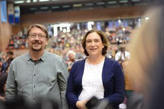 El partido de Colau celebra su nacimiento pendiente de Podem