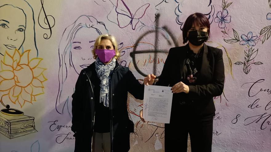 El Consejo Local de la Mujer de Almendralejo denuncia en la policía las pintadas contra el mural 8M