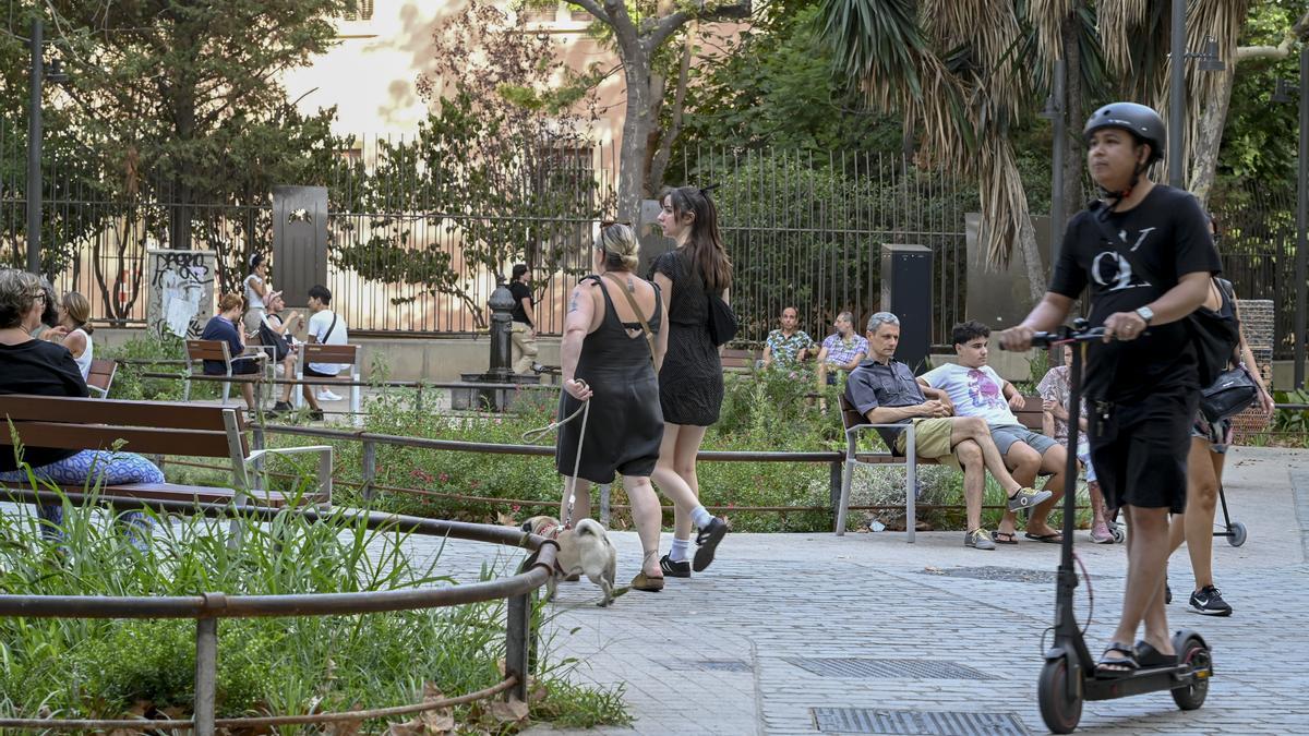 Un patinete, en la zona peatonal de Consell de Cent con Enric Granados.